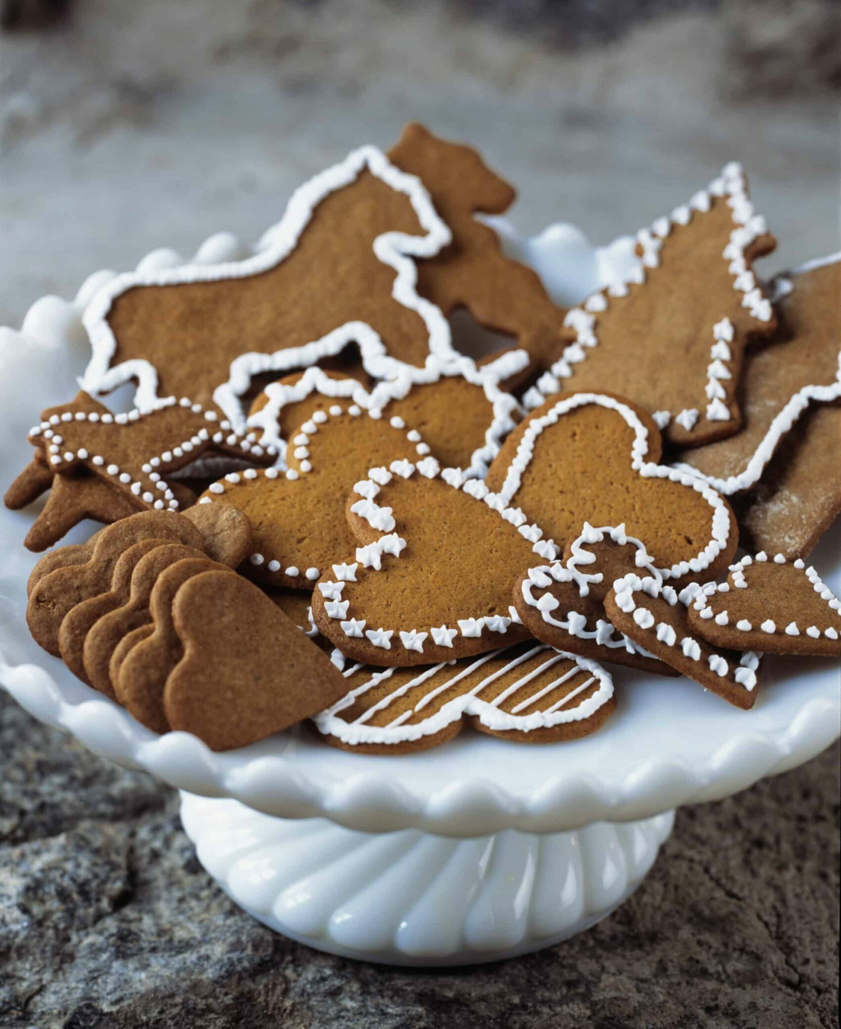 Schwedische „Julpepparkakor“ (Pfefferkuchen) auf Teller angerichtet