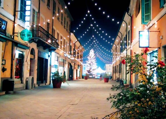 Weihnachtlich dekorierte Altstadt in Italien