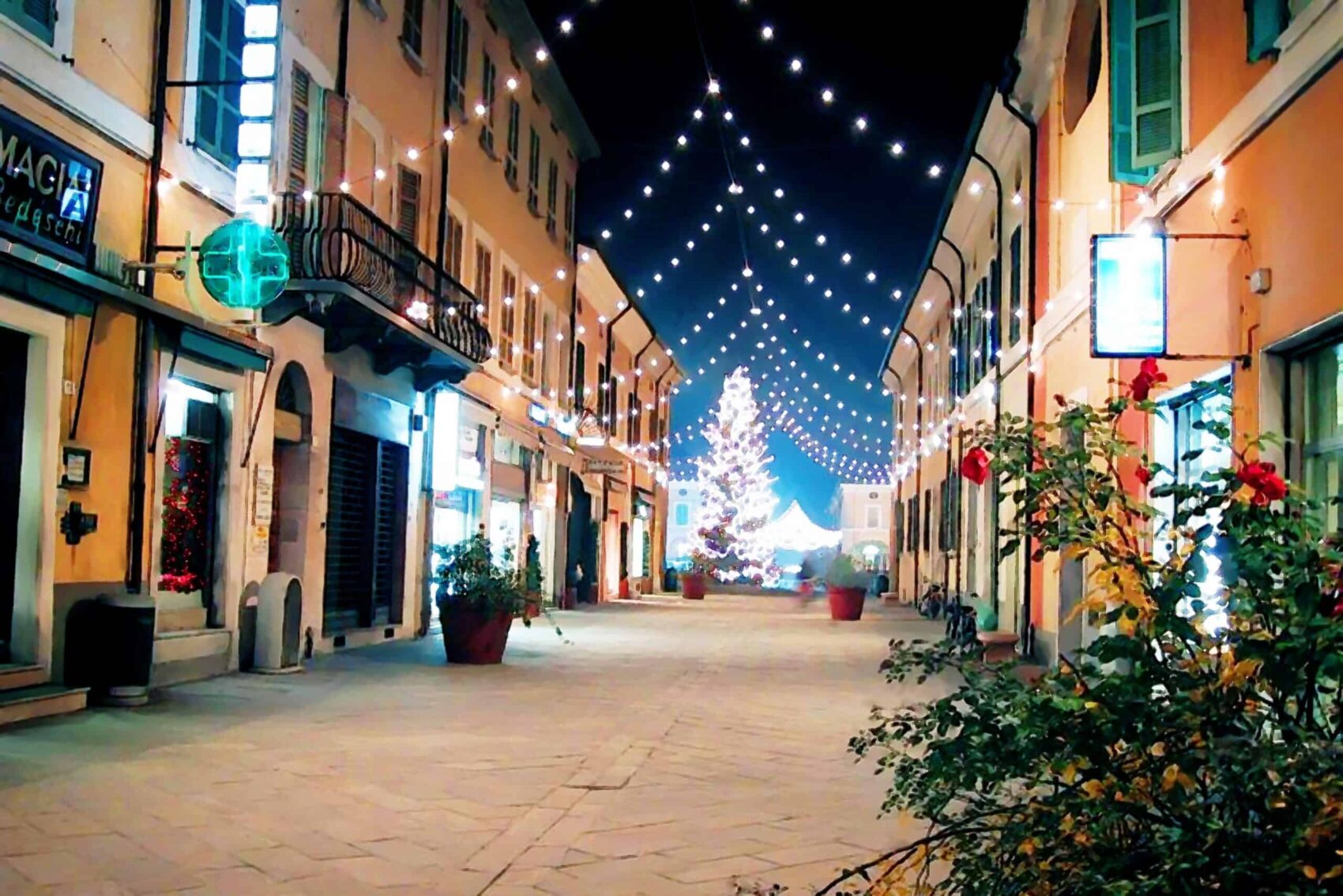 Weihnachtlich dekorierte Altstadt in Italien