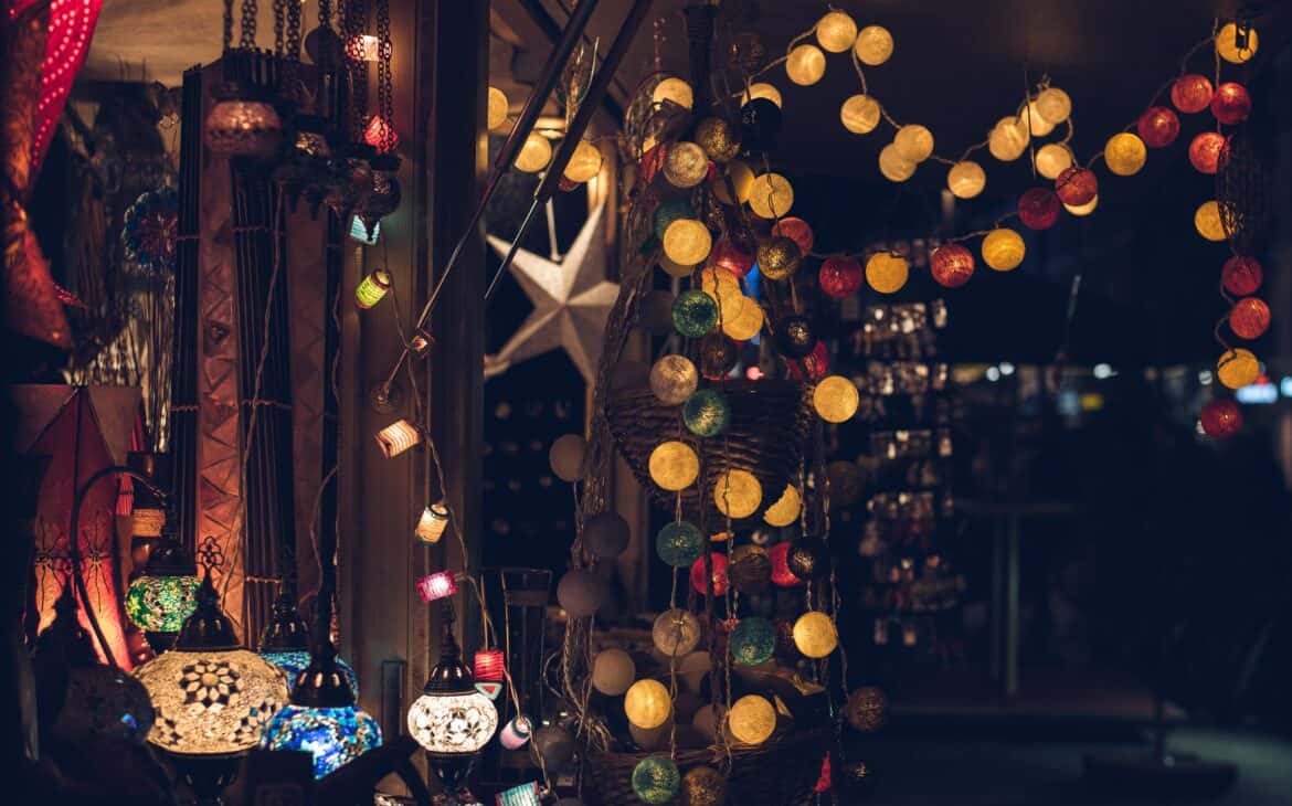 Stand mit weihnachtlichen Lichtern auf Weihnachtsmarkt