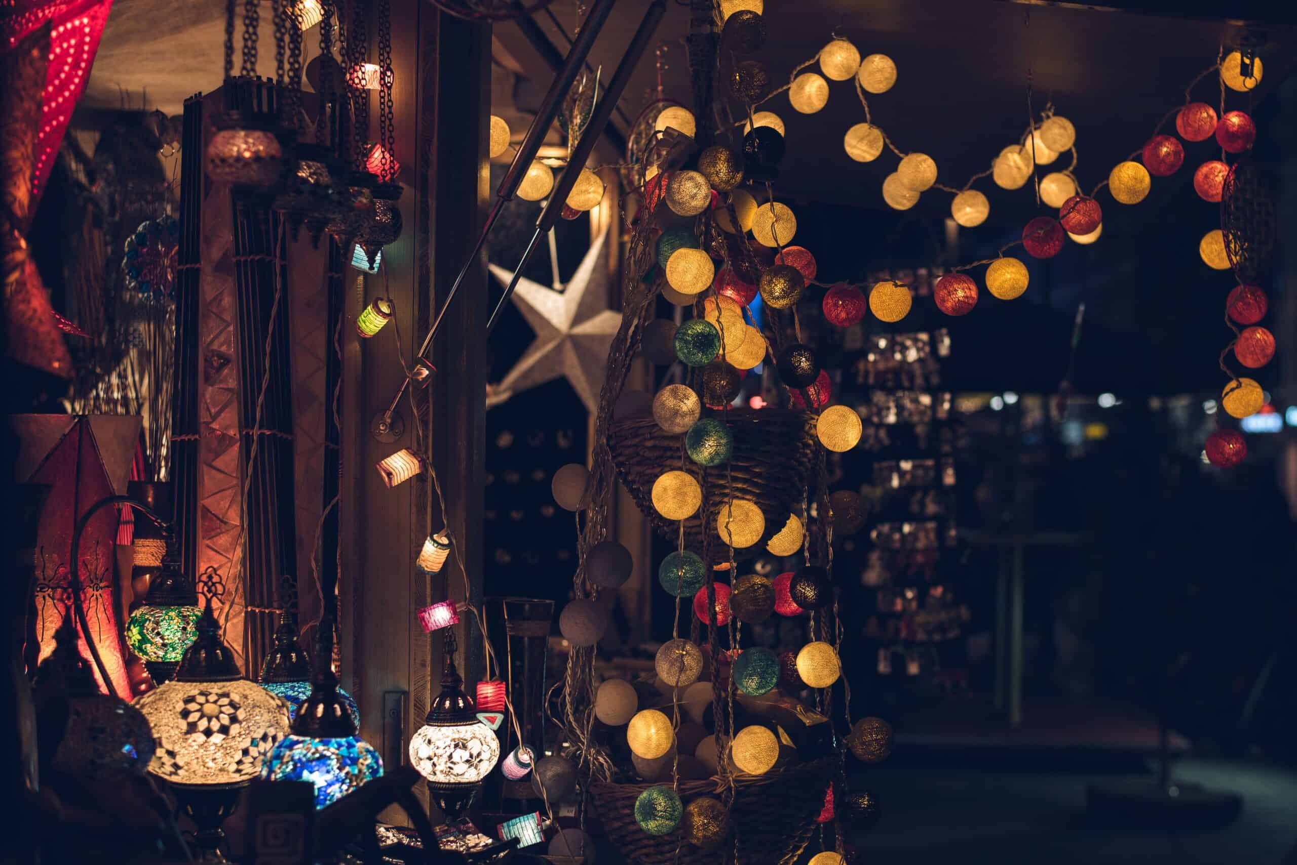 Stand mit weihnachtlichen Lichtern auf Weihnachtsmarkt