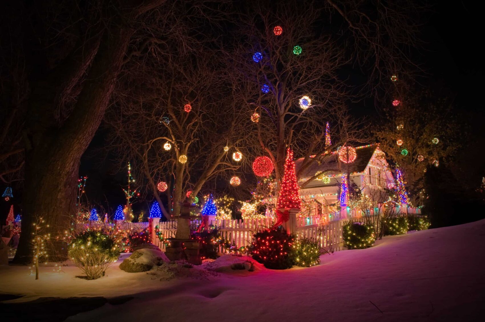 weihnachtlich, leuchtend dekoriertes Haus und Vorgarten