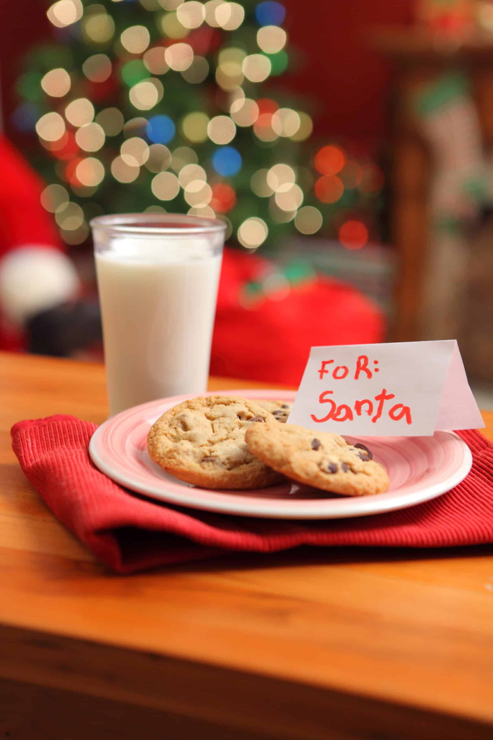 Teller mit Keksen und Glas Milch für Santa