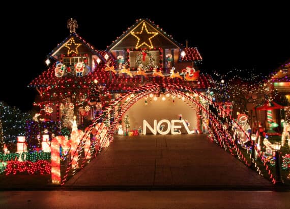 Weihnachtlich geschmücktes Haus mit vielen Lichterketten in den USA