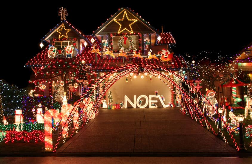 Weihnachtlich geschmücktes Haus mit vielen Lichterketten in den USA