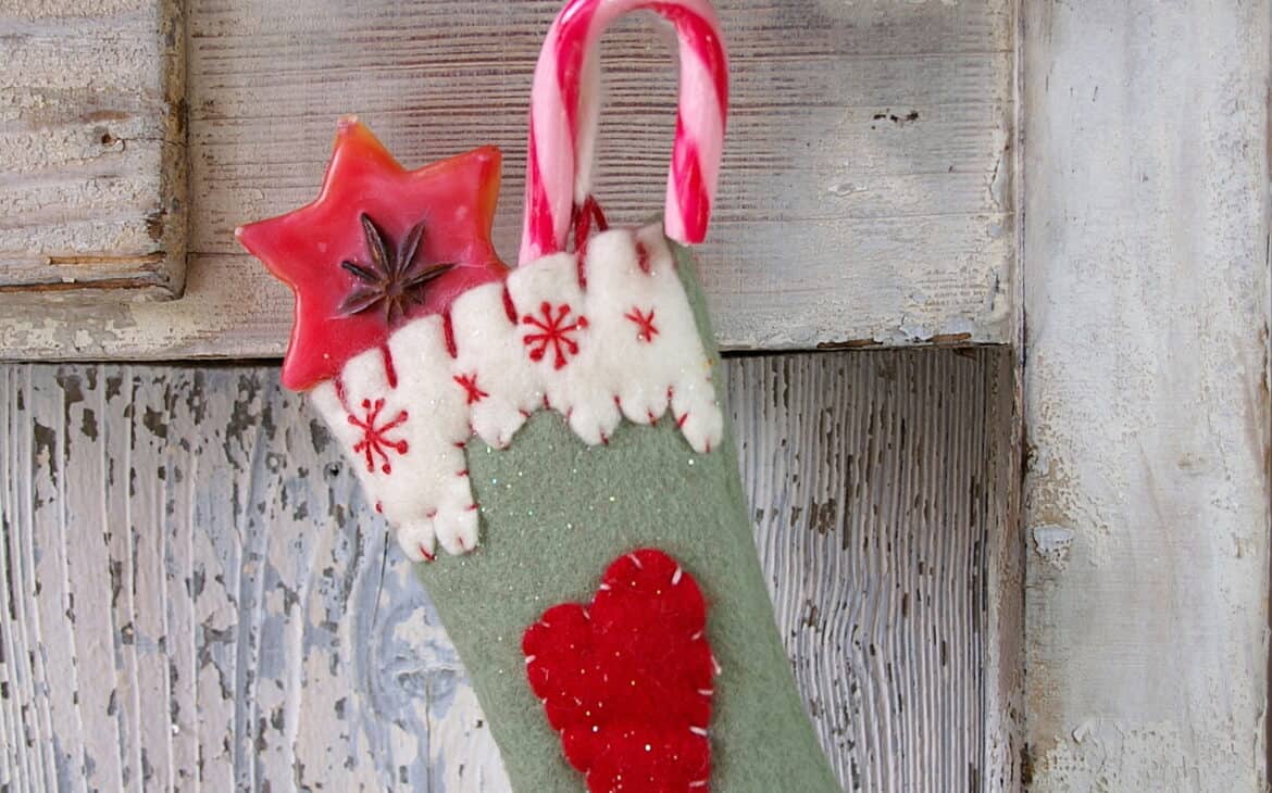 am Kamin hängende Weihnachtssocke mit Candy Cane