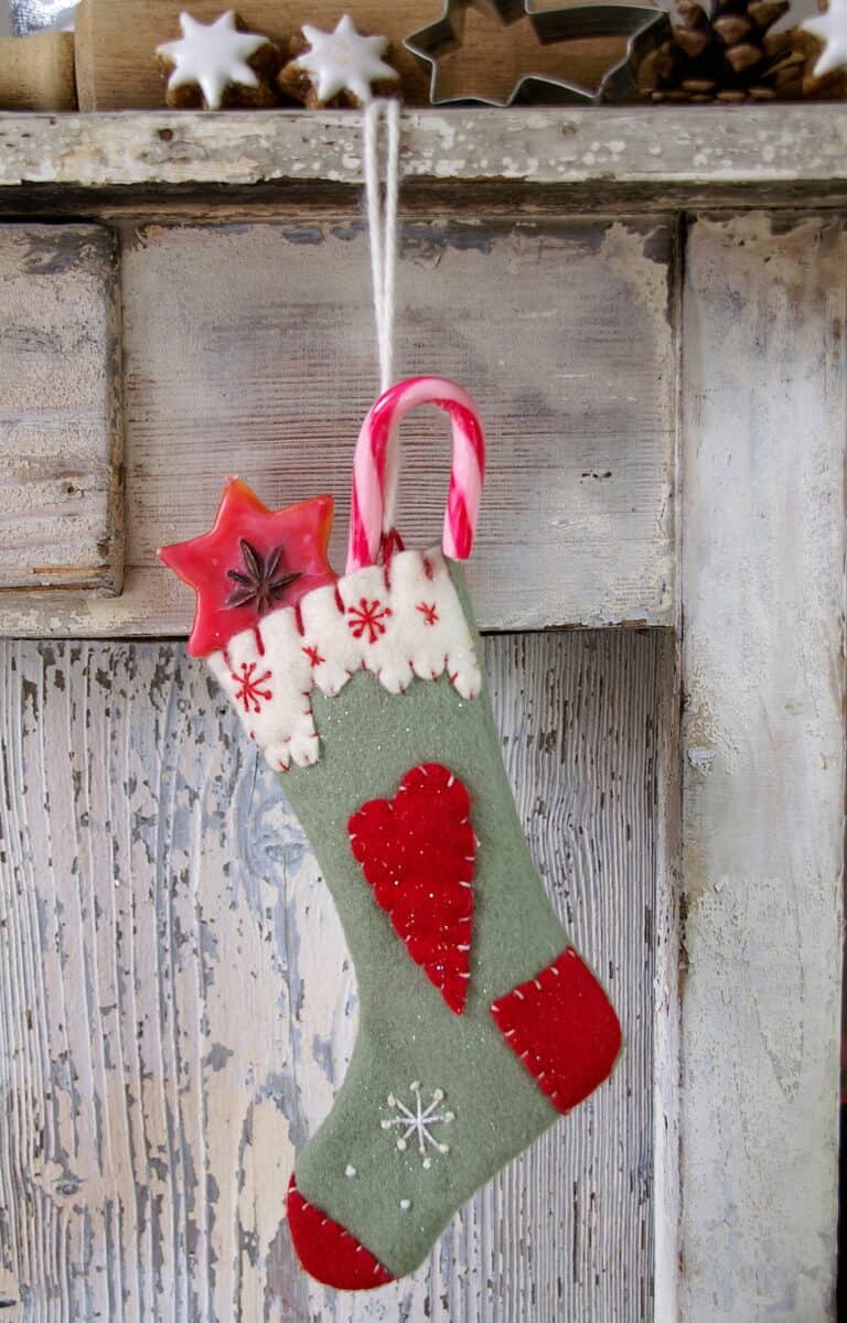 am Kamin hängende Weihnachtssocke mit Candy Cane