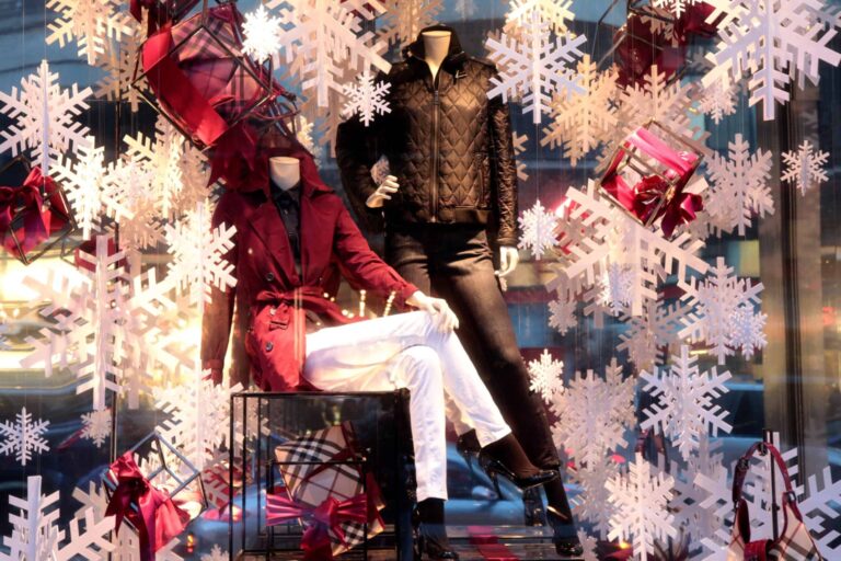 weihnachtlich dekoriertes Schaufenster