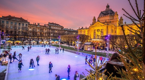 Eislaufbahn auf dem König-Tomislav-Platz in Zagreb während der Adventszeit