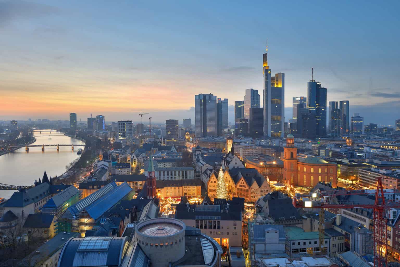 Frankfurt von oben mit dem hellerleuchteten Weihnachtsmarkt
