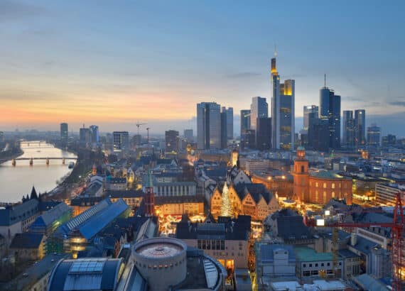 Frankfurt von oben mit dem hellerleuchteten Weihnachtsmarkt