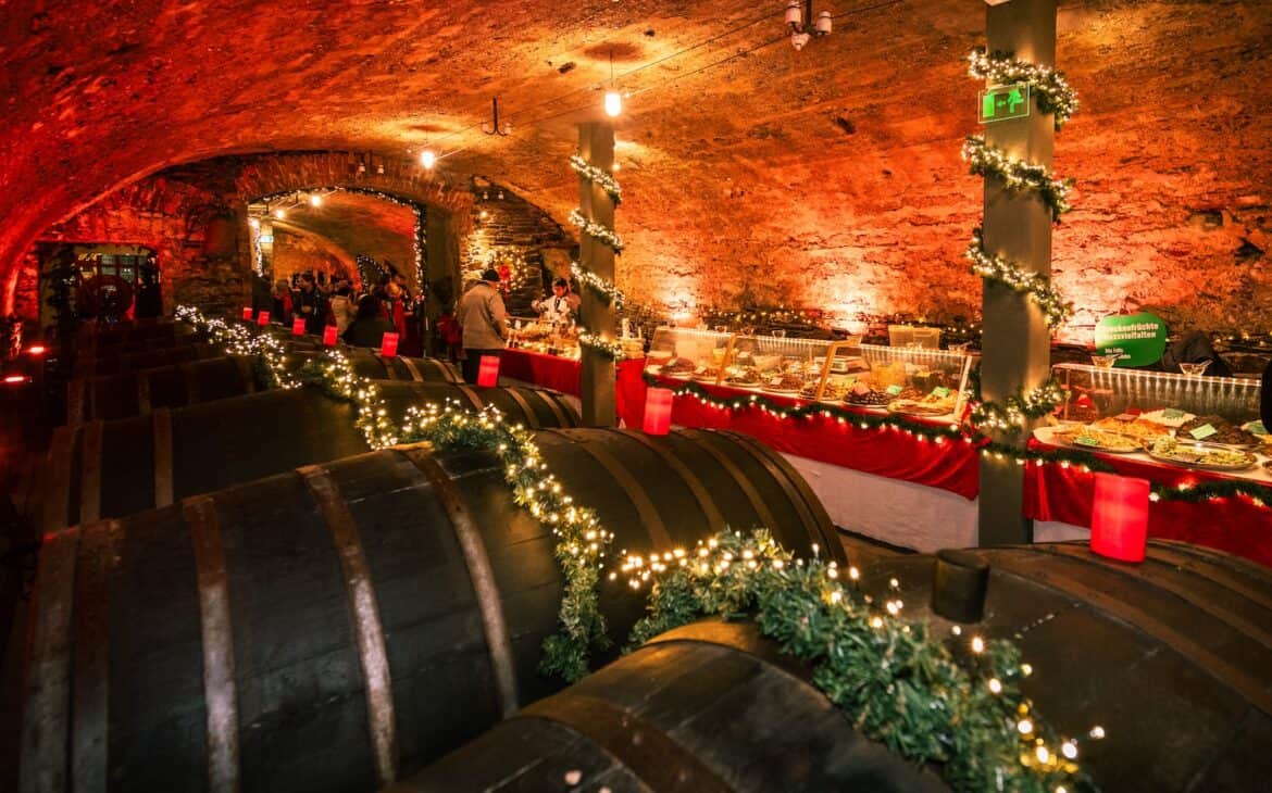 Zunftscheune auf dem Weihnachtsmarkt: Mosel-Wein-Nachtsmarkt, der in Kellern in Traben-Trarbach, Rheinland-Pfalz stattfindet.