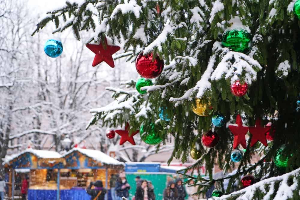 Weihnachtsmarkt-Dekoration als Symbol für Winterferien und Neujahr