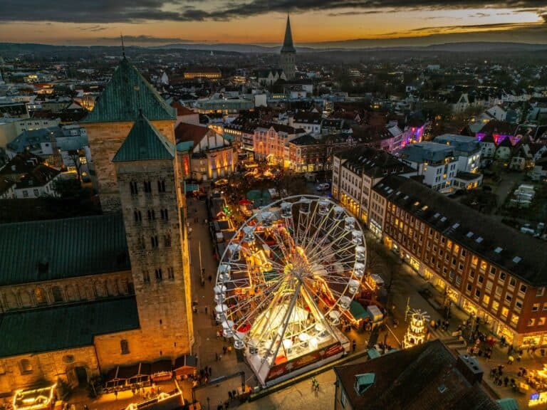 Riesenrad auf dem Weihnachtsmarkt auf dem historischen Marktplatz in Osnabrück