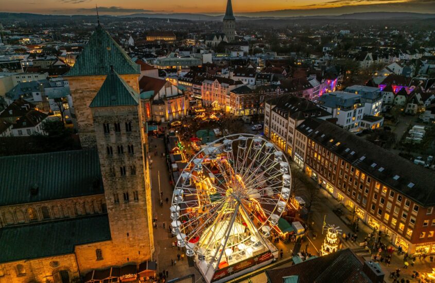 Riesenrad auf dem Weihnachtsmarkt auf dem historischen Marktplatz in Osnabrück