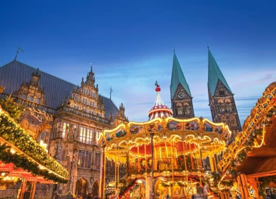 Marktplatzfoto vom Weihnachtsmarkt in Bremen.