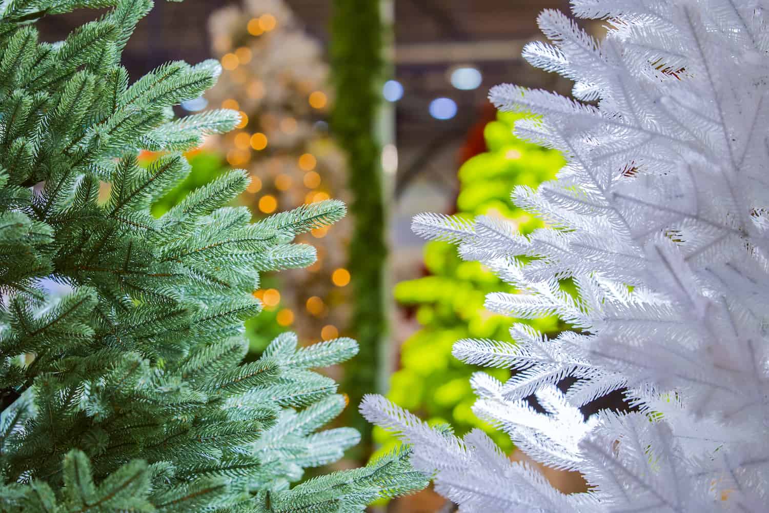 Detailaufnahme von künstlichen Weihnachtsbäumen