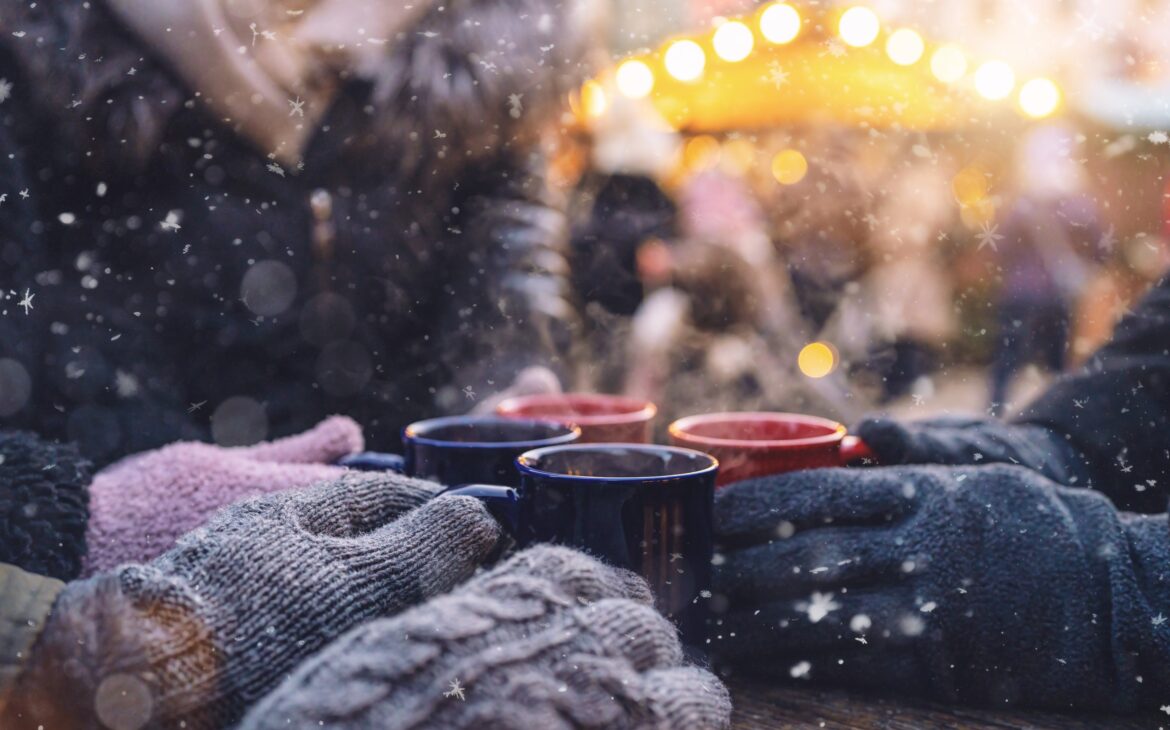 Hände wärmen an der Glühweintasse