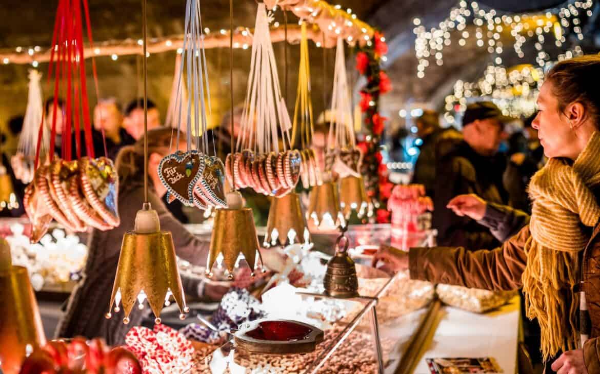 Stand mit Lebkuchen-Herzen und gebrannten Mandeln auf dem Mosel-Wein-Nachts-Markt, einem Weihnachtsmarkt in Traben-Trarbach in Rheinland-Pfalz