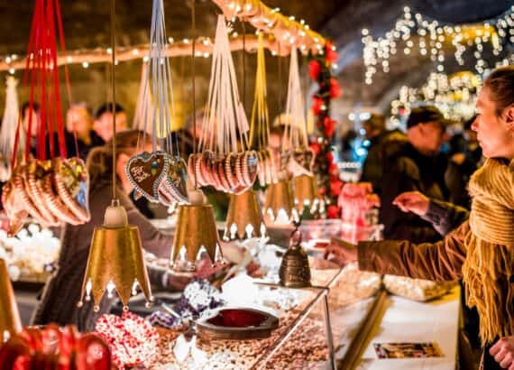 Stand mit Lebkuchen-Herzen und gebrannten Mandeln auf dem Mosel-Wein-Nachts-Markt, einem Weihnachtsmarkt in Traben-Trarbach in Rheinland-Pfalz