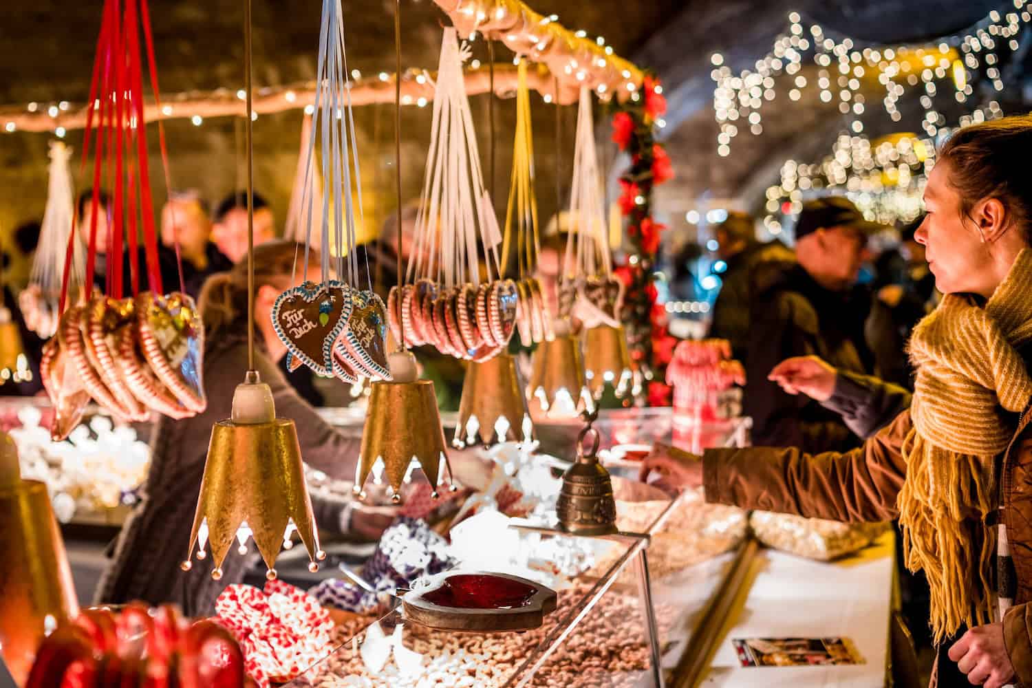 Stand mit Lebkuchen-Herzen und gebrannten Mandeln auf dem Mosel-Wein-Nachts-Markt, einem Weihnachtsmarkt in Traben-Trarbach in Rheinland-Pfalz