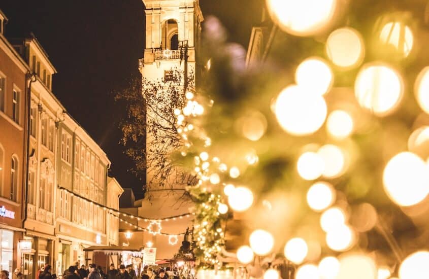 Weihnachtlich beleuchtete Gasse auf dem Weihnachtsmarkt in Bautzen in Sachsen.