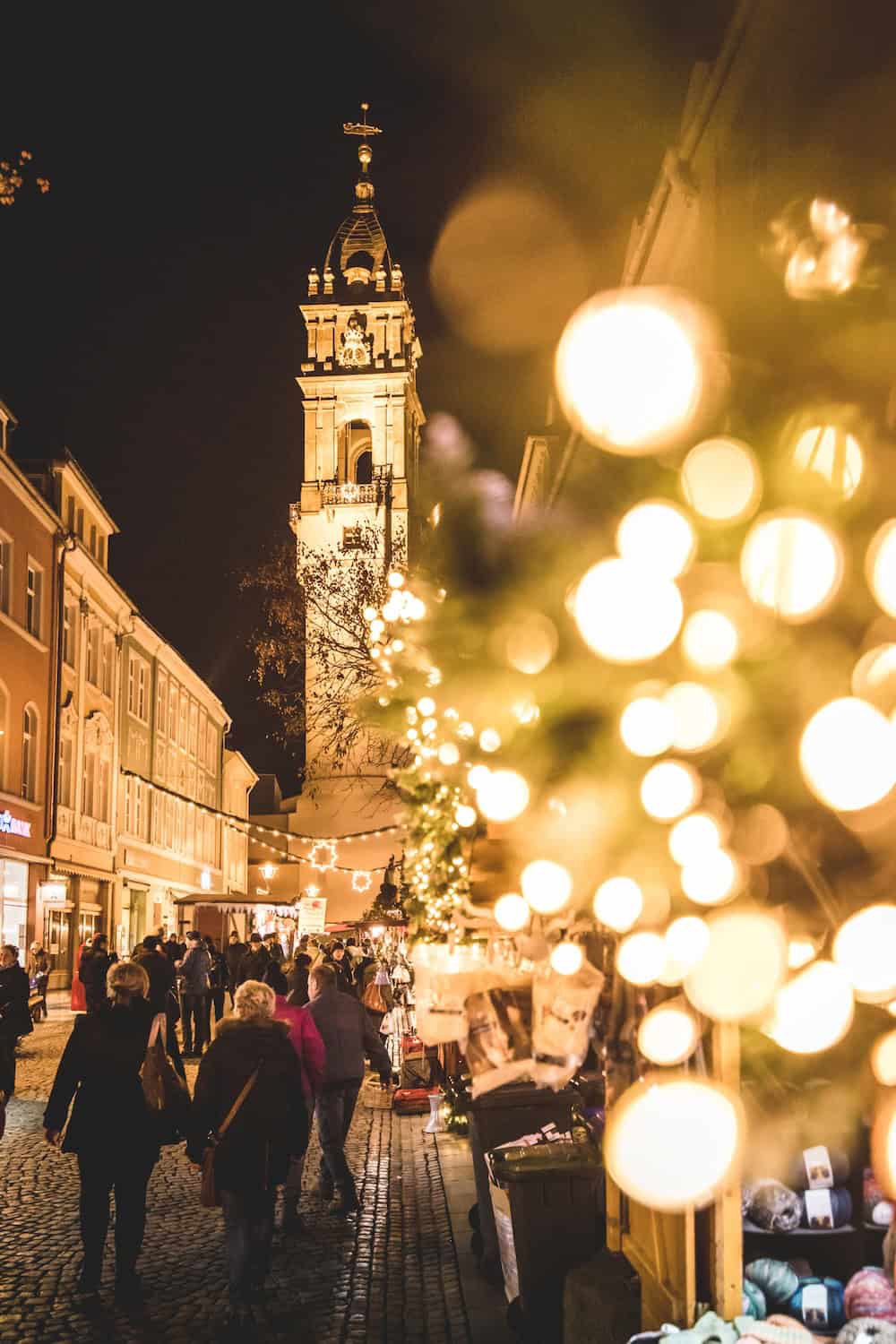 Weihnachtlich beleuchtete Gasse auf dem Weihnachtsmarkt in Bautzen in Sachsen.