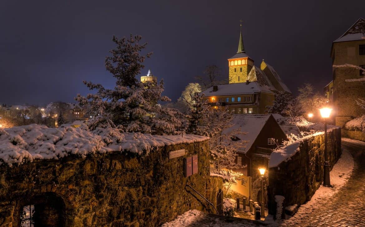 Winterliche und mittelalterliche Gassen in Bautzen, auf dem Weg zum Weihnachtsmarkt.