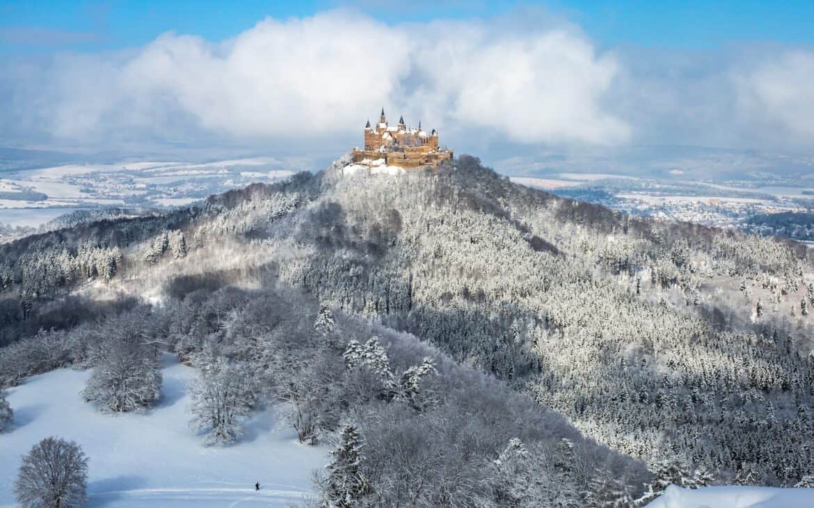 Burg Hohenzollern Panorama im Schnee.