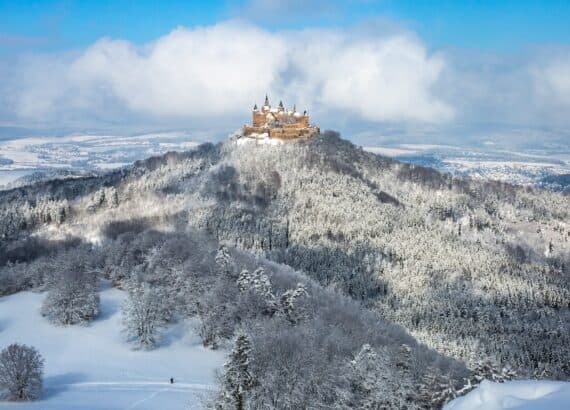 Burg Hohenzollern Panorama im Schnee.