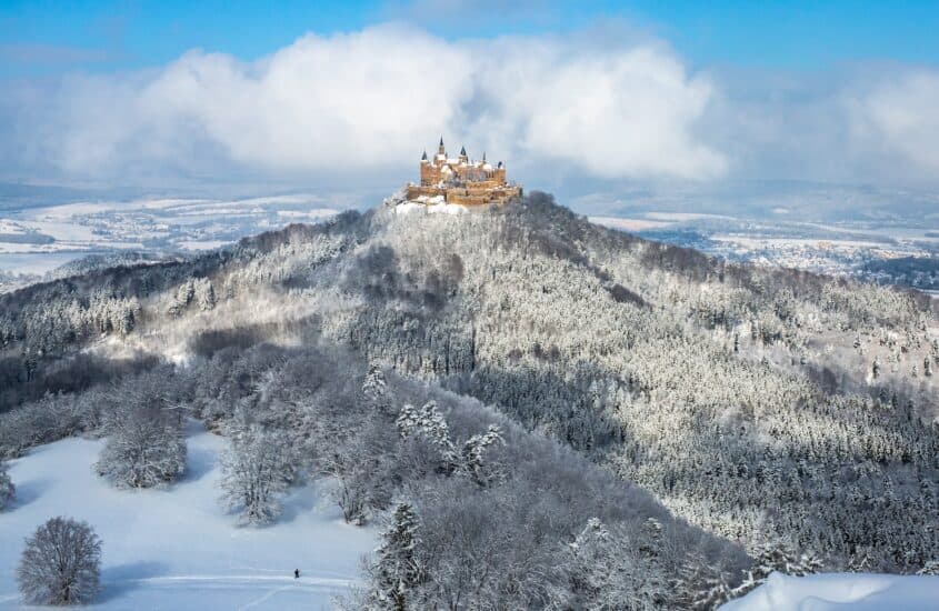 Burg Hohenzollern Panorama im Schnee.