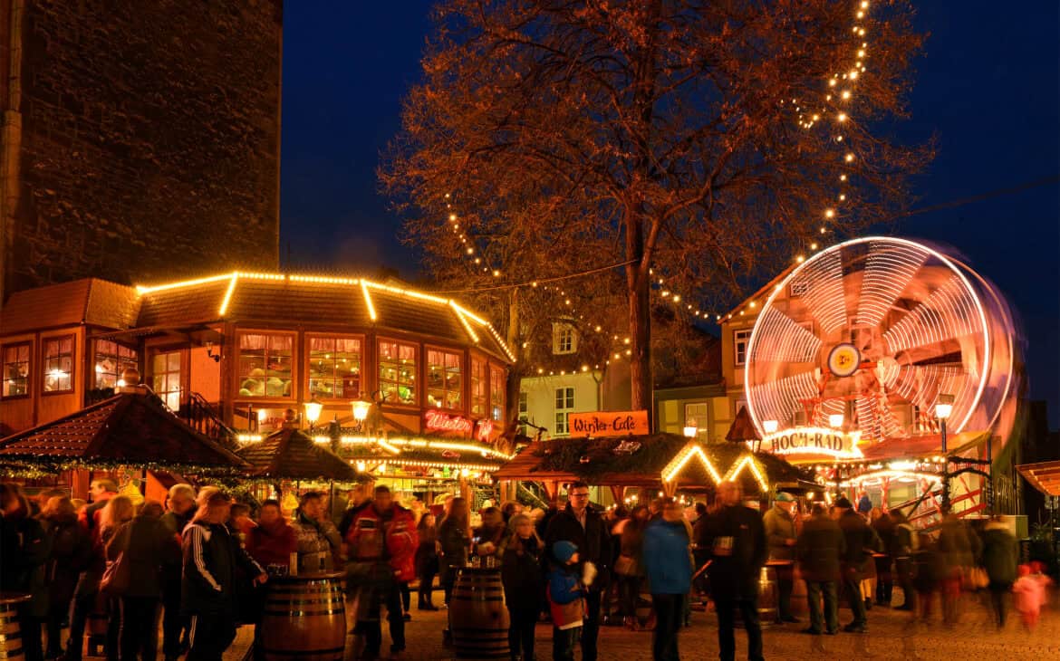 Blick auf das Hochrad auf dem Göttinger Weihnachtsmarkt.