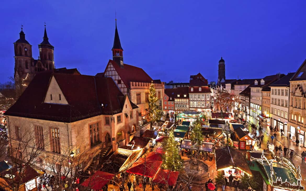 Panoramablick auf den Weihnachtsmarkt in Göttingen.