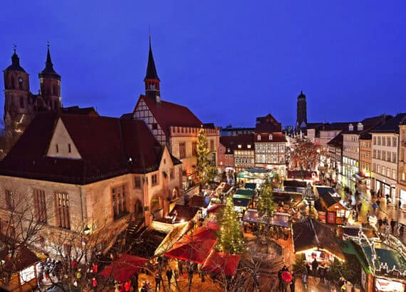 Panoramablick auf den Weihnachtsmarkt in Göttingen.