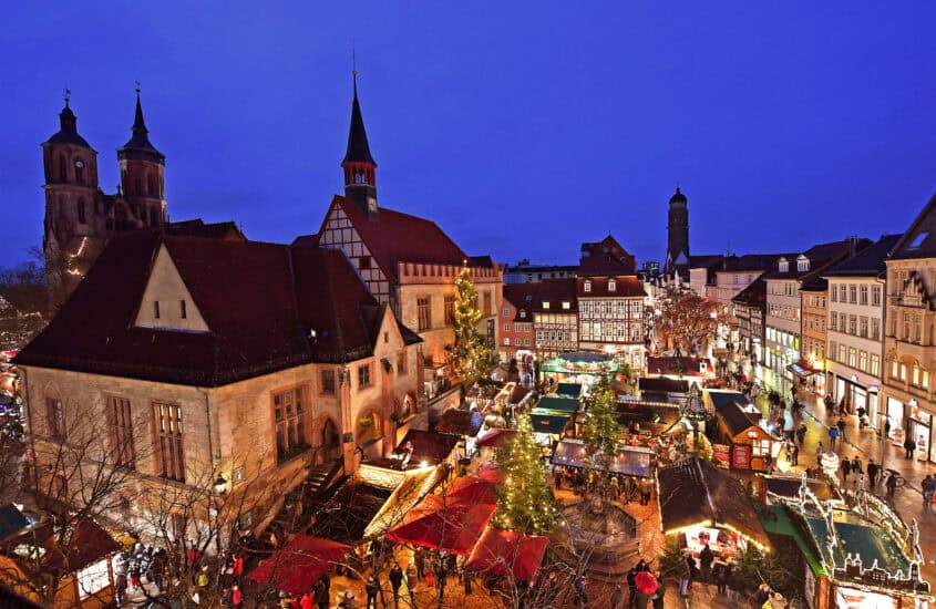 Panoramablick auf den Weihnachtsmarkt in Göttingen.