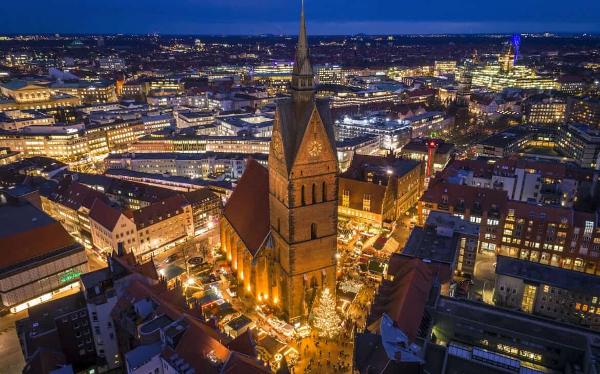 Vogelperspektive auf die Marktkirche und den Weihnachtsmarkt in Hannover.