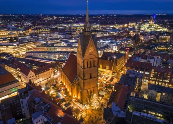 Vogelperspektive auf die Marktkirche und den Weihnachtsmarkt in Hannover.