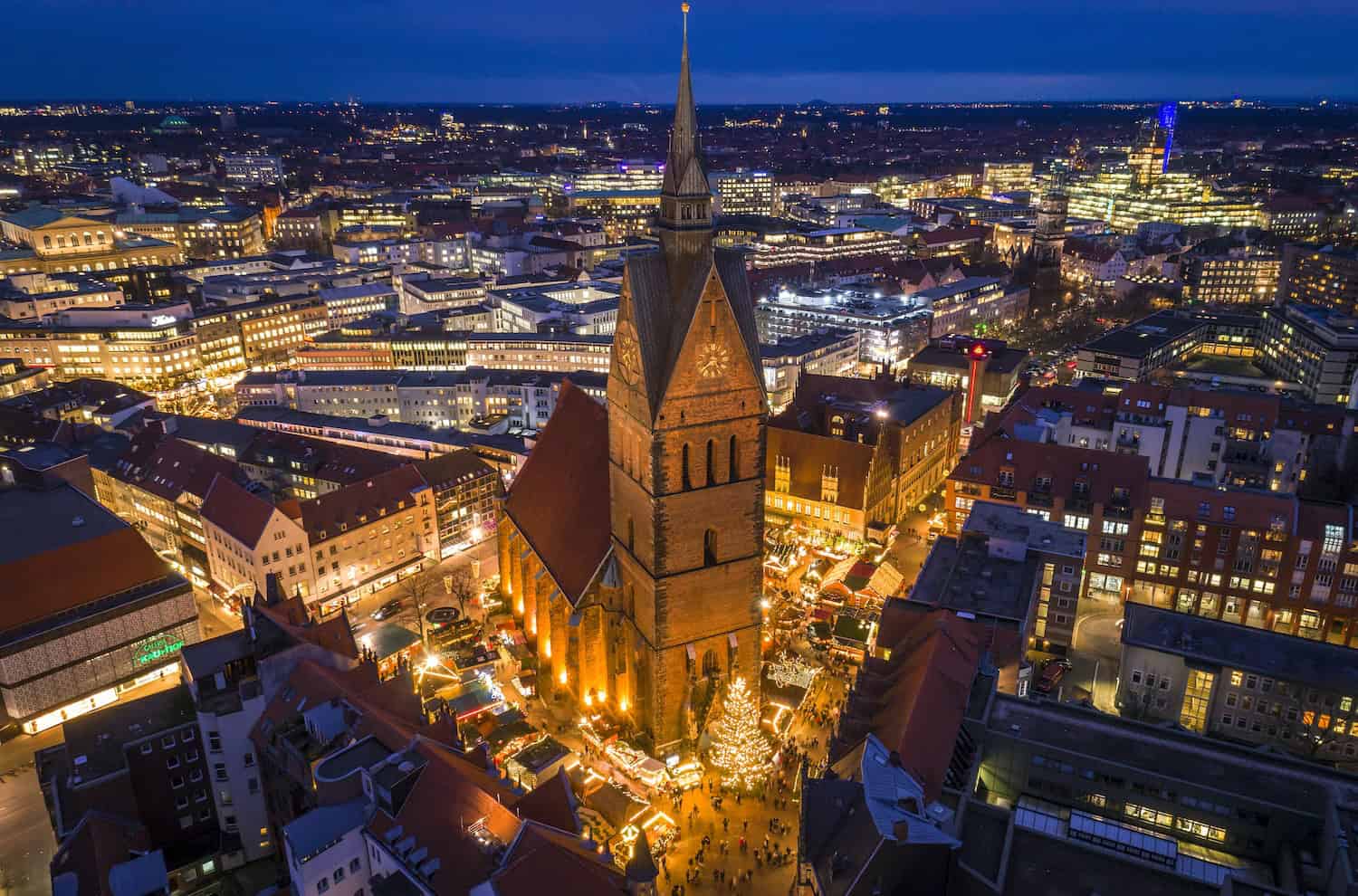 Vogelperspektive auf die Marktkirche und den Weihnachtsmarkt in Hannover.