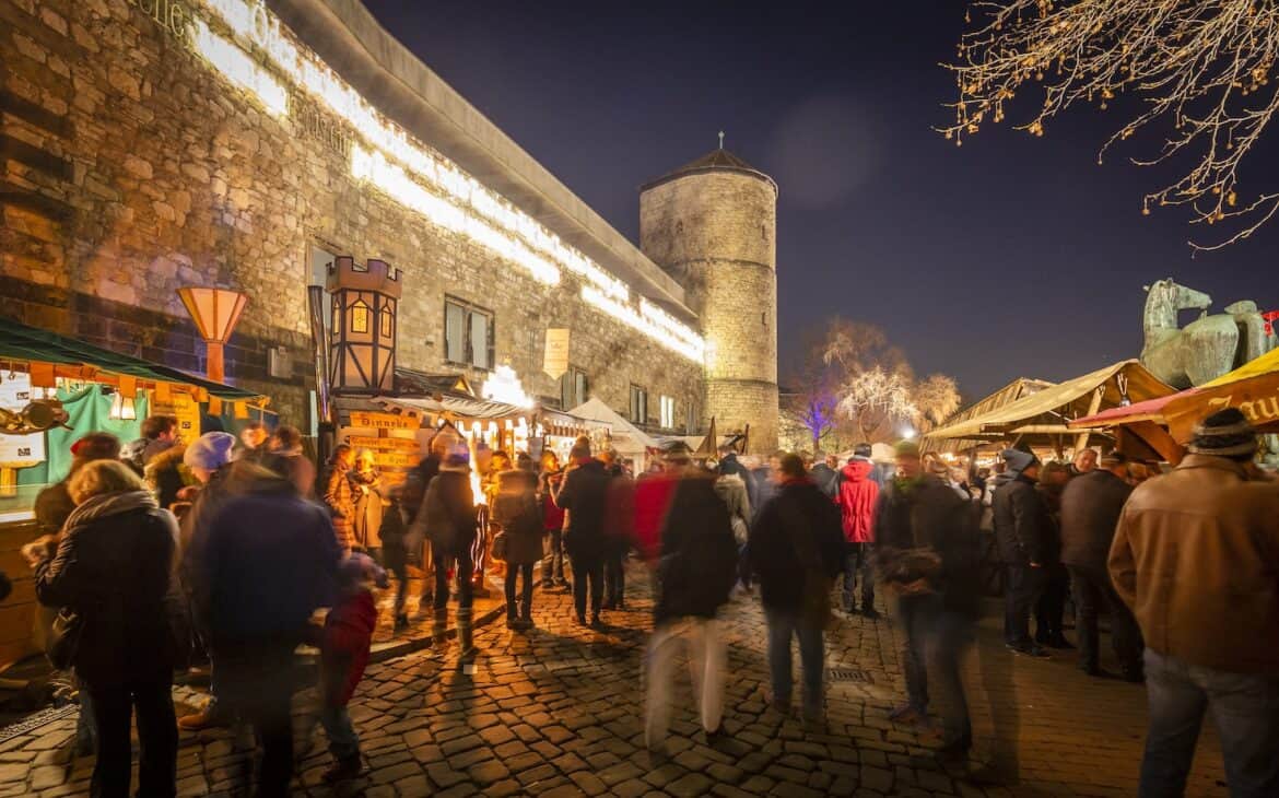 Hannovers Altstadt erleuchtet weihnachtlich.