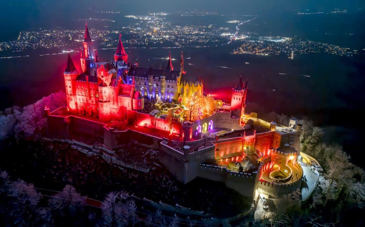 Lichtershow zur Weihnachtszeit auf der Burg Hohenzollern im Jahr 2024