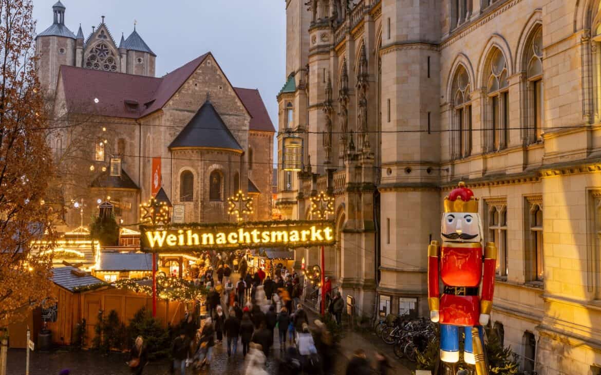 Eingang vom Weihnachtsmarkt in Braunschweig. Eine Statue vom Nussknacker begrüßt die Gäste