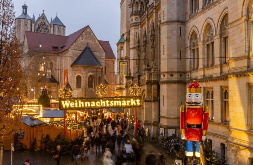 Eingang vom Weihnachtsmarkt in Braunschweig. Eine Statue vom Nussknacker begrüßt die Gäste