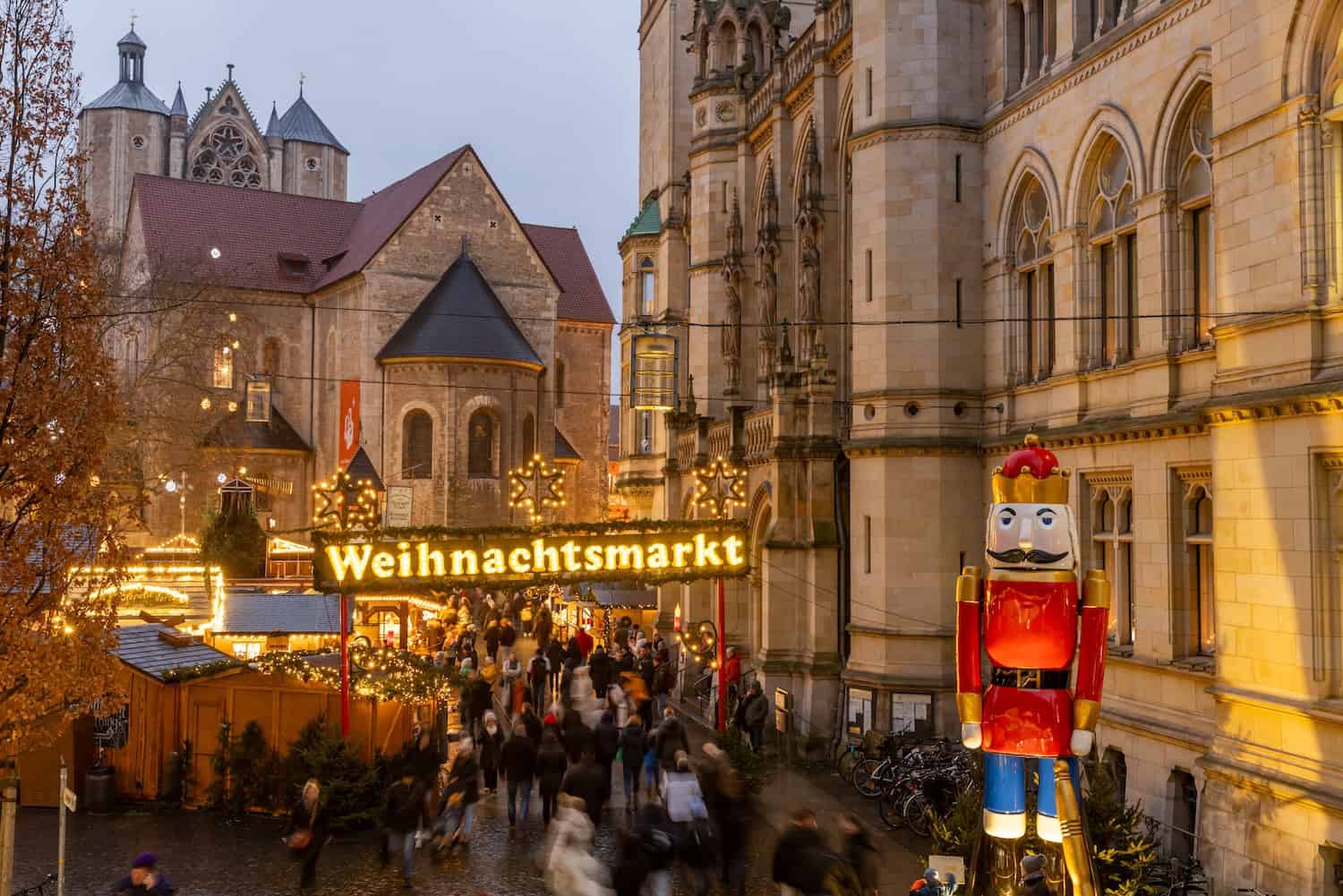 Eingang vom Weihnachtsmarkt in Braunschweig. Eine Statue vom Nussknacker begrüßt die Gäste