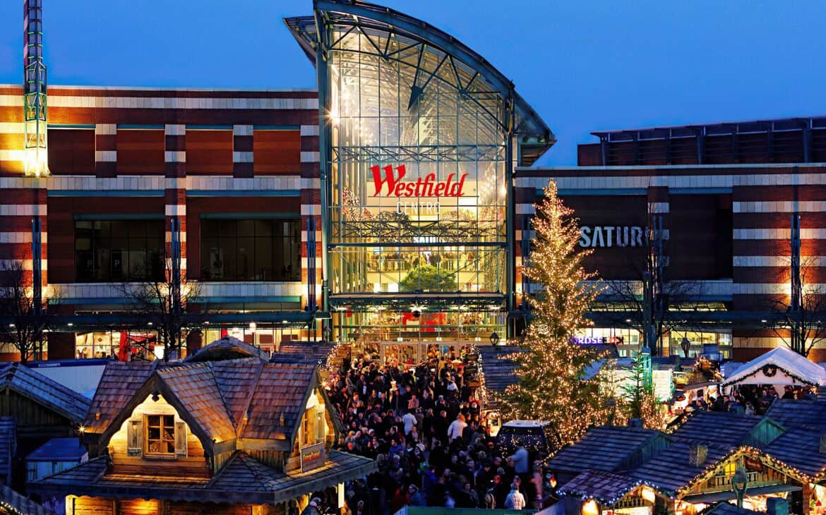 Das Westfield Centro Weihnachtswelt erstrahlt in funkelnden Kristallen, glänzenden Kugeln, grünem Tannenschmuck und tausenden Lichtern.
