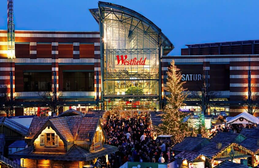 Das Westfield Centro Weihnachtswelt erstrahlt in funkelnden Kristallen, glänzenden Kugeln, grünem Tannenschmuck und tausenden Lichtern.