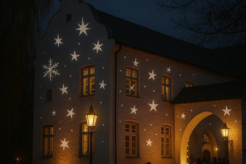 Projektion von Sternen auf der Hauswand von der Dorenburg zur Weihnachtszeit in Grefrath