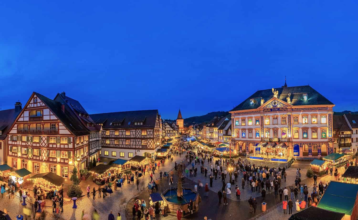 Abendsimmung auf dem Weihnachtsmarkt Gengenbach mit Adventskalender