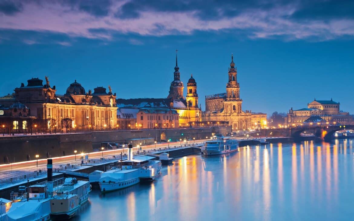Ansicht von Dresden vom Wasser aus mit Kirche und kleinen Schiffen
