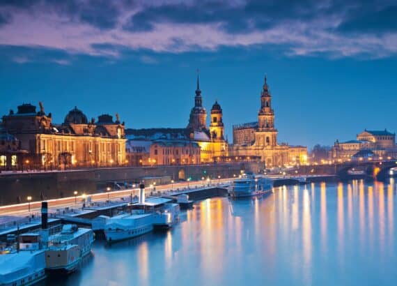 Ansicht von Dresden vom Wasser aus mit Kirche und kleinen Schiffen