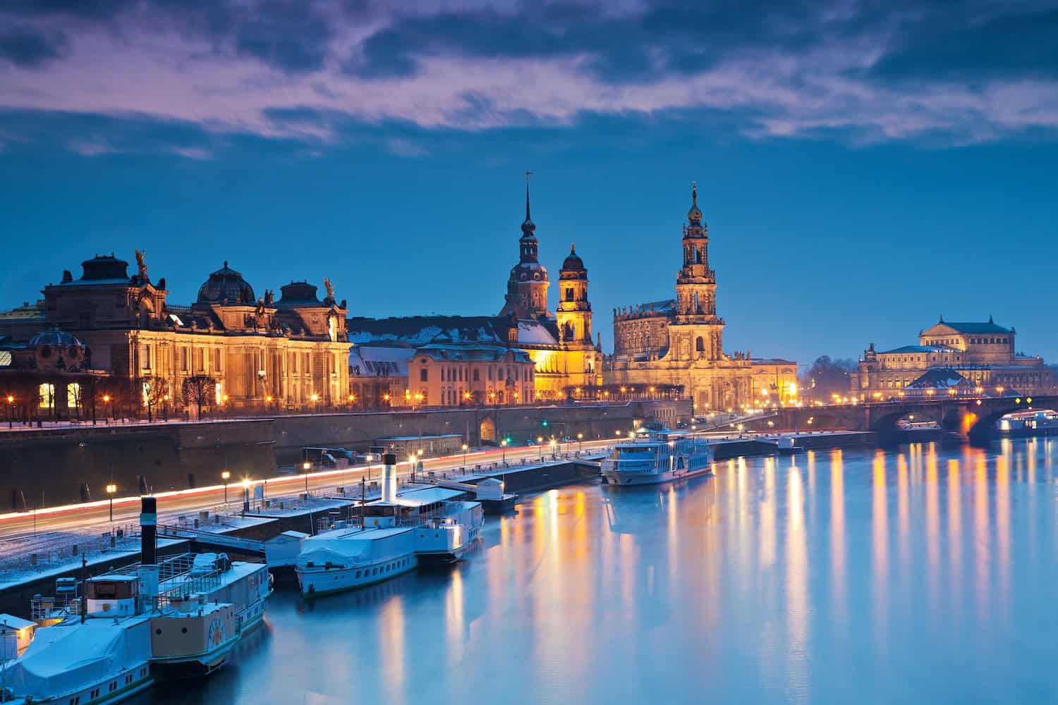 Ansicht von Dresden vom Wasser aus mit Kirche und kleinen Schiffen